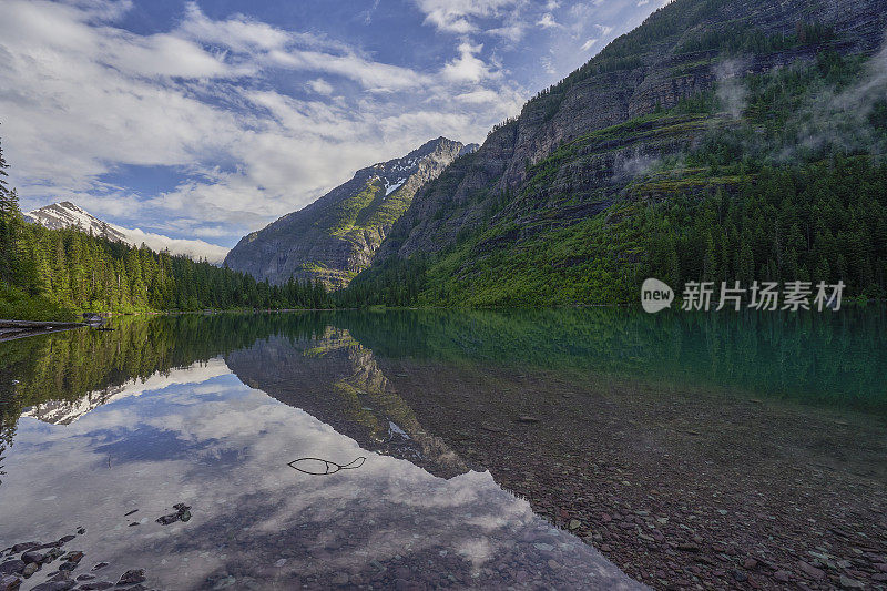 美国蒙大拿州冰川国家公园雪崩湖地区夏季美丽的自然风光。