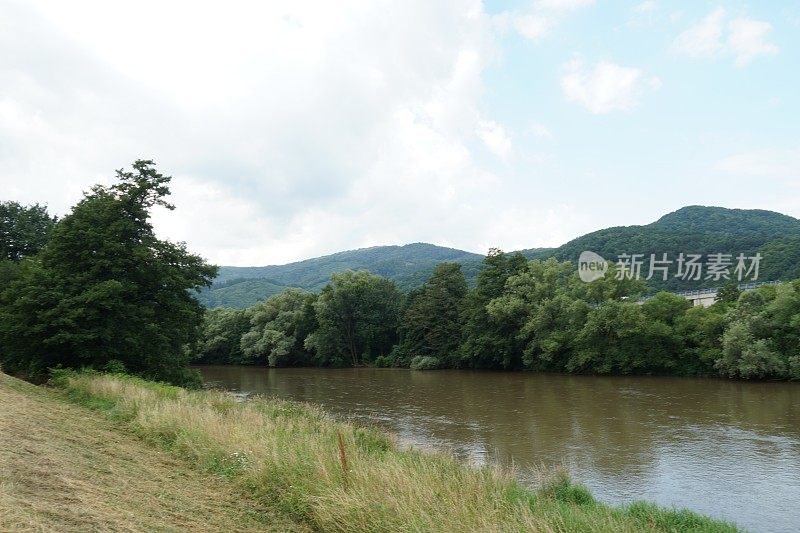赫伦河流域，人工抬高堤岸作为防洪屏障。斯洛伐克的Zarnovica地区。