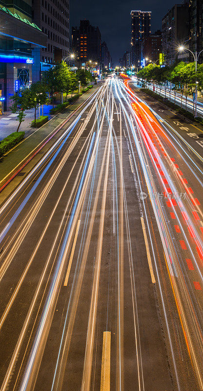 台湾台北市夜间交通高峰时段，街道上的车辆疾驰而过