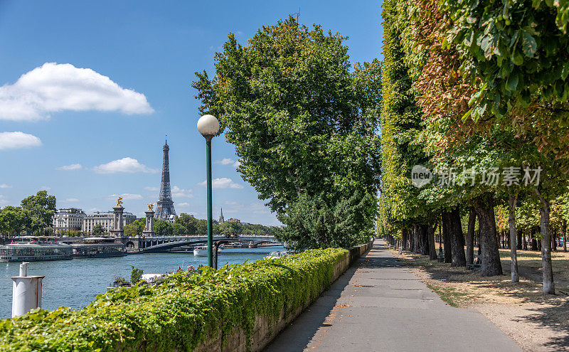 巴黎埃菲尔铁塔旁塞纳河边的小路