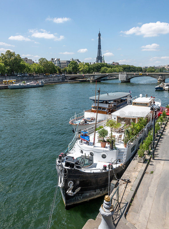 巴黎埃菲尔铁塔旁塞纳河上的船只
