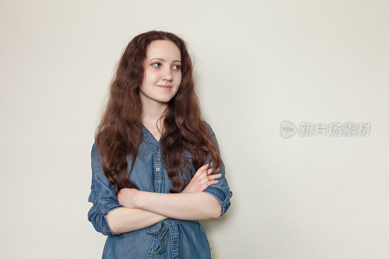 一个留着棕色长发的19岁女人的工作室肖像