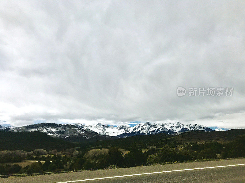 在多云的春天从高速公路上观看圣胡安山脉