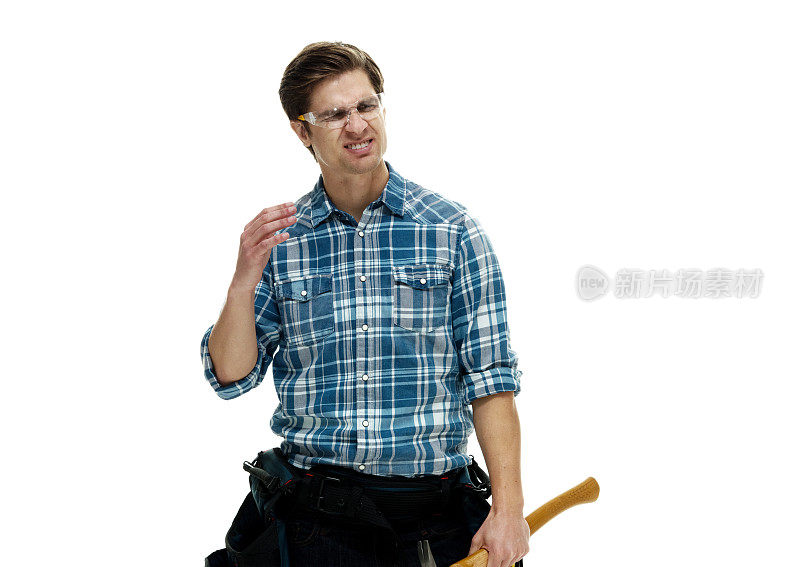 白人男性建筑工人站在白色背景前，戴着眼镜，手持锤子