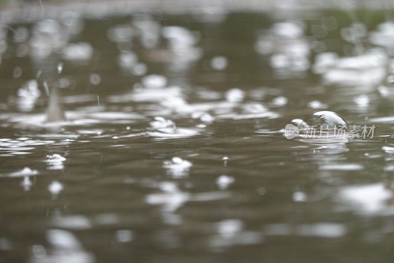 水坑与雨滴