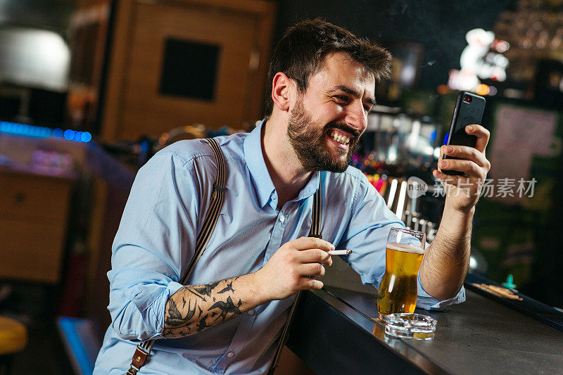 年轻的成年男性在酒吧喝酒