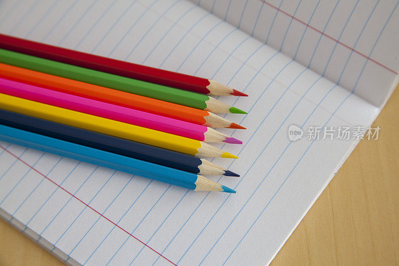 一排彩色铅笔的特写
