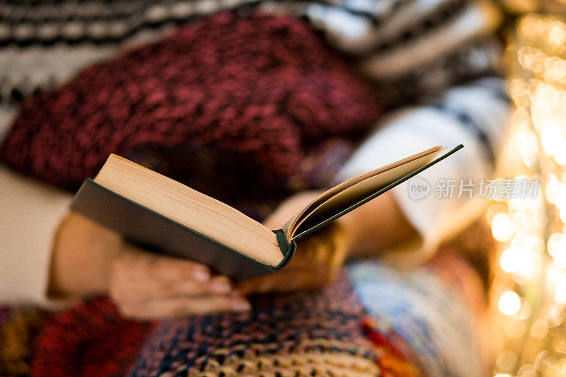 女人在舒适的家庭环境中读书