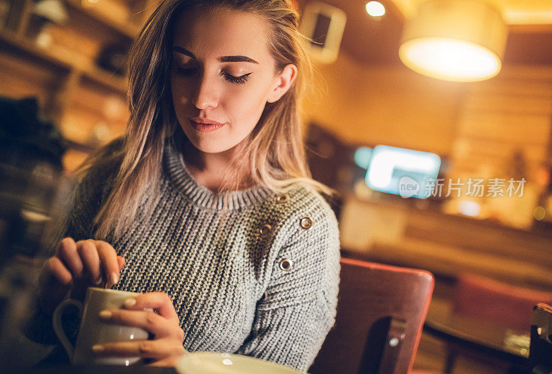 在市中心喝咖啡的女人café