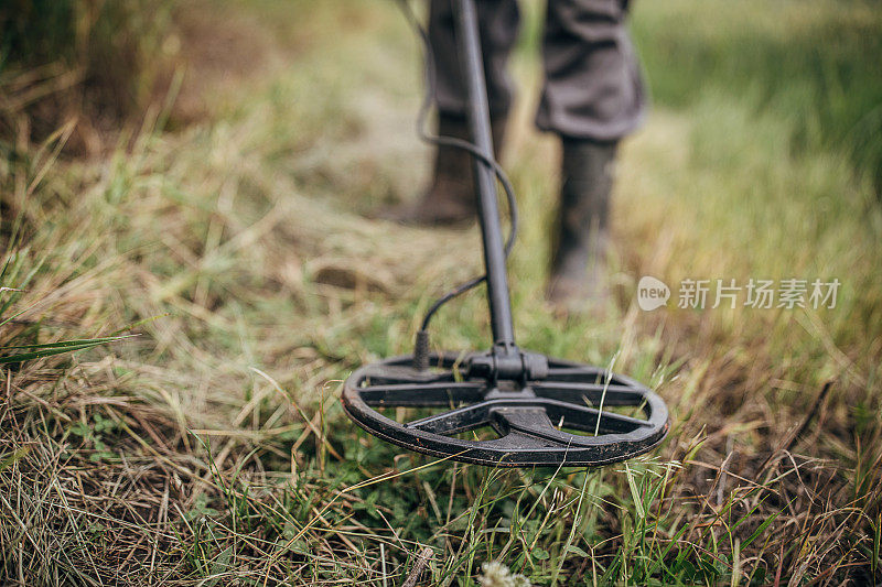 人们用金属探测器寻找埋在地下的财宝