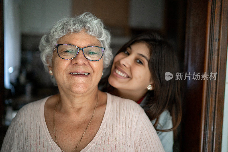 祖母和孙女在家的肖像