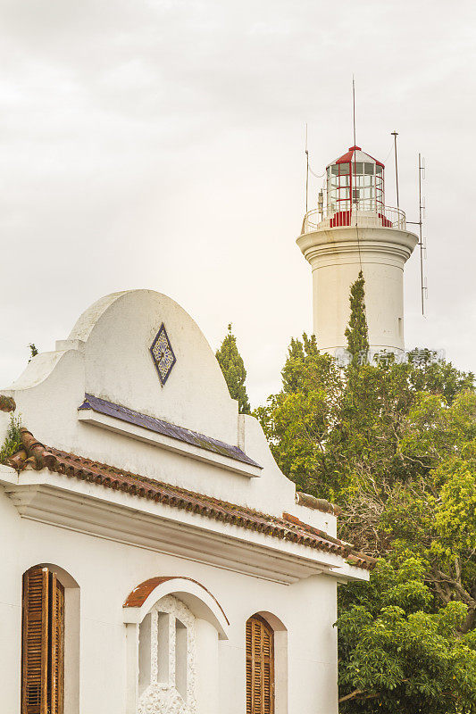乌拉圭科洛尼亚德尔萨克拉门托的历史悠久的传统建筑和灯塔