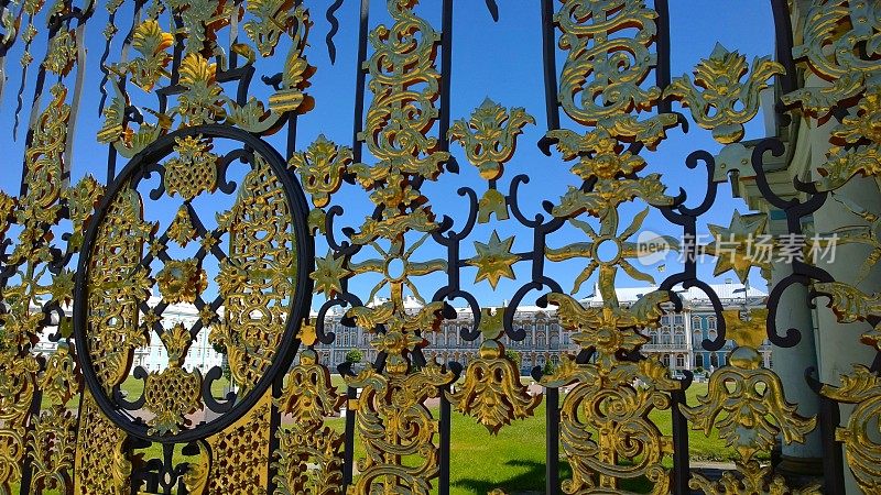 俄罗斯普希金凯瑟琳宫金门的装饰元素。铁艺古栅栏翻新后。