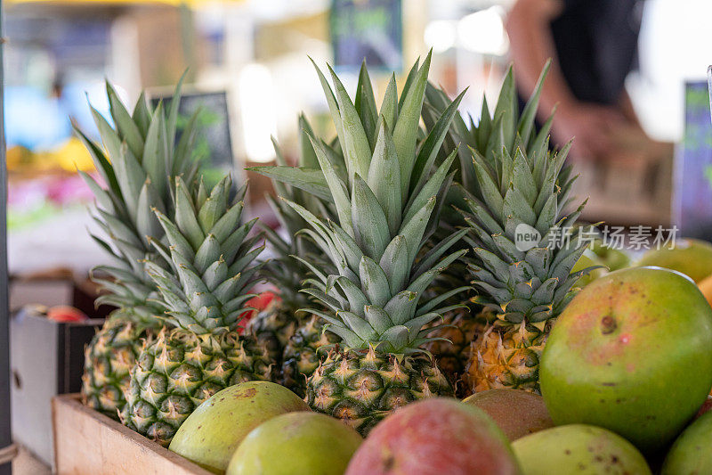 农贸市场展出的有机菠萝