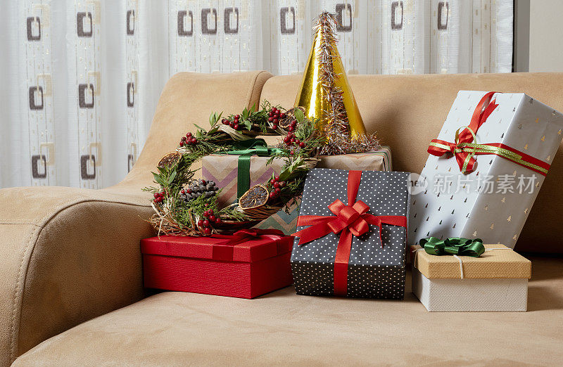 客厅的沙发上放着用牛皮纸包着的圣诞礼物