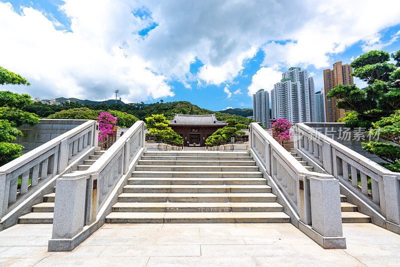 智莲庵是位于香港九龙钻石山的大型佛教寺院建筑群。