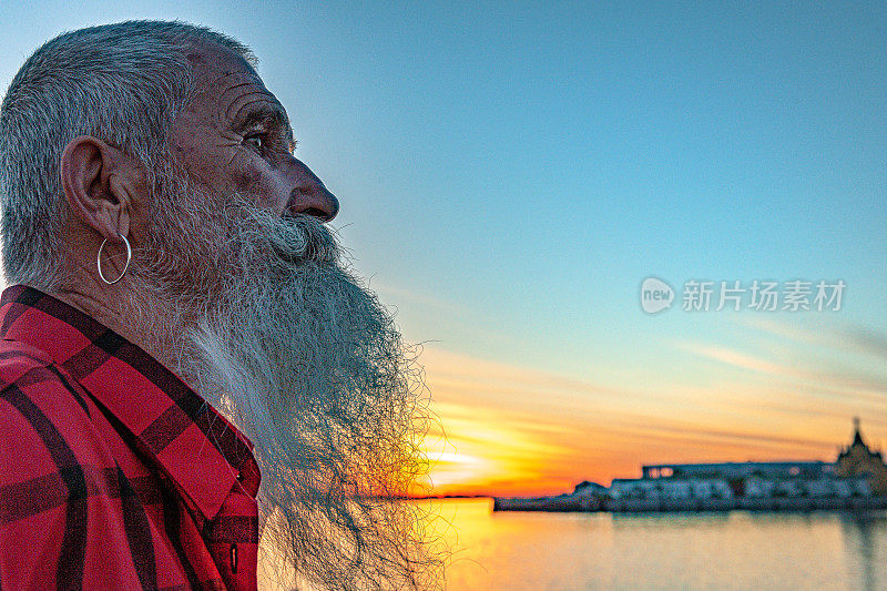 肖像资深男子与白胡子通过俄罗斯河流的旅程，日落，伏尔加，奥卡，下诺夫哥罗德，俄罗斯