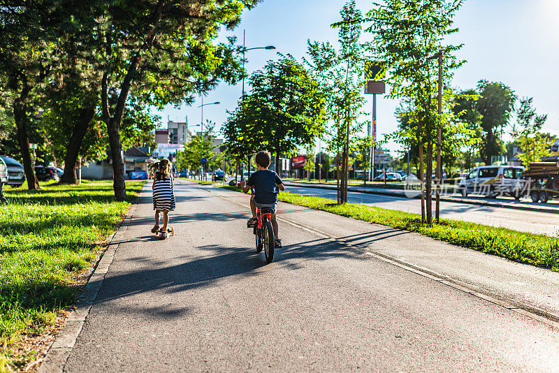 孩子们骑在夕阳上