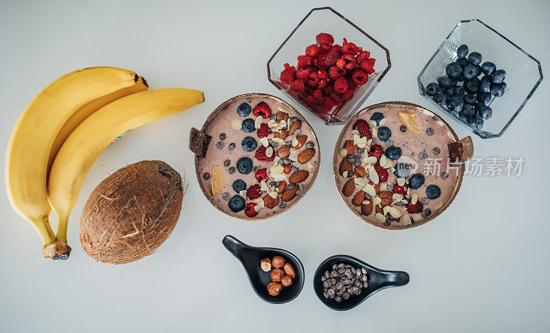 健康的冰沙碗，有新鲜水果，浆果，坚果，种子和花生酱