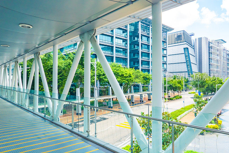 从空中步道看香港的城市景观