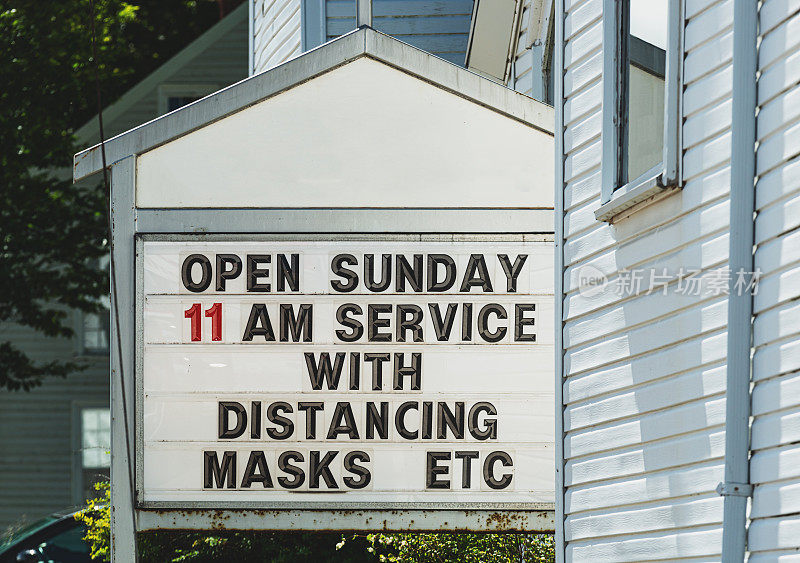 保持社交距离的教堂服务