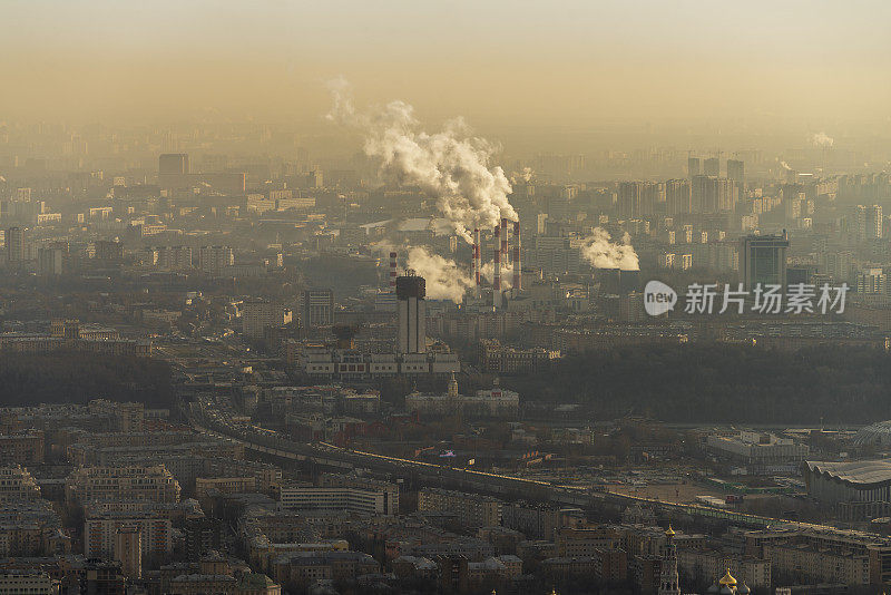 冬季日落时分，大城市天际线上的遥远风景。