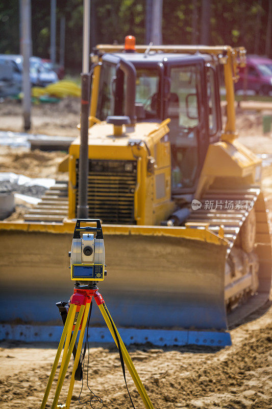 公路建筑工地上的土地测量设备