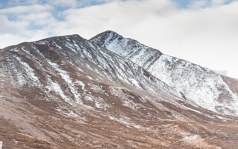 亚丁雪山和秋日香格里拉山的自然景观一览无余，中国四川，西藏的自然背景