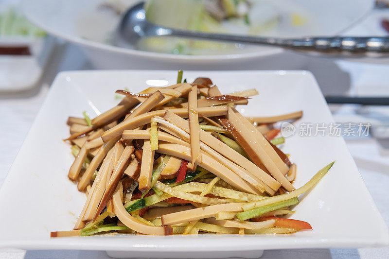 餐馆里的一盘豆腐干