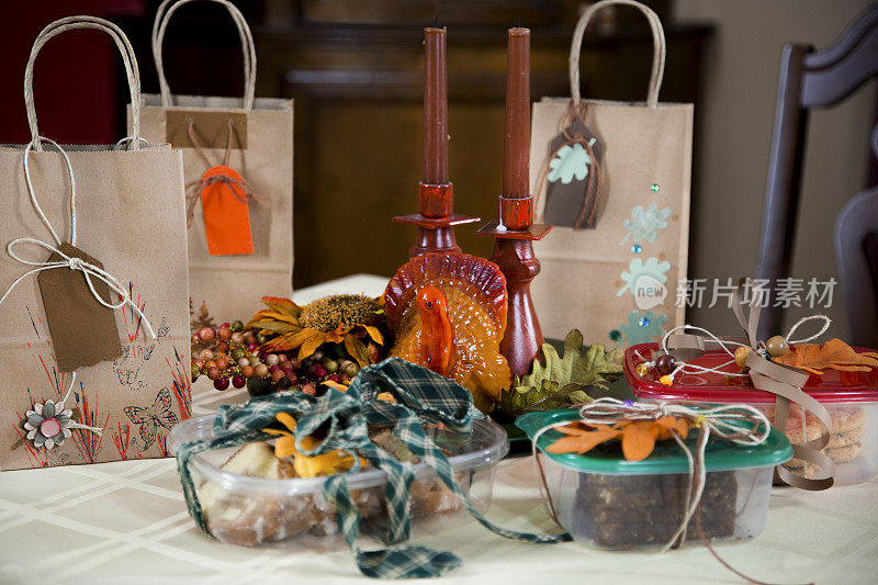 感恩节装饰的礼品袋和容器中的甜点。