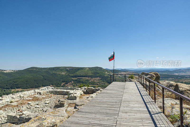 一面保加利亚国旗挂在古老城市佩佩里肯的小径尽头