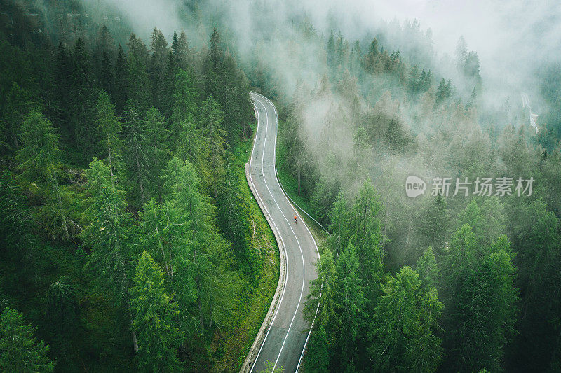 空中视角的道路自行车骑在潮湿的道路