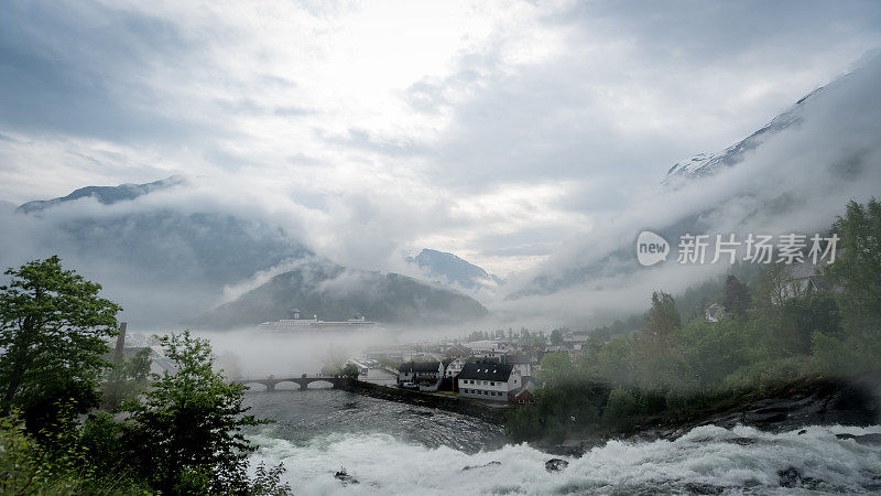 这是挪威的美丽风景，雾气笼罩的小镇