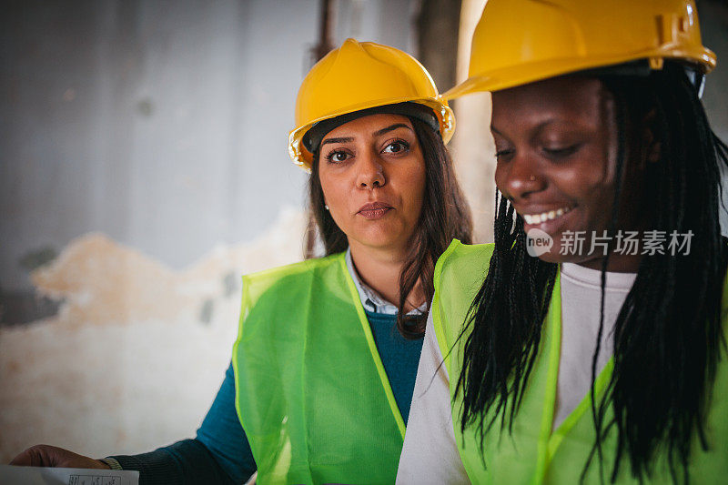 两位女建筑师同事