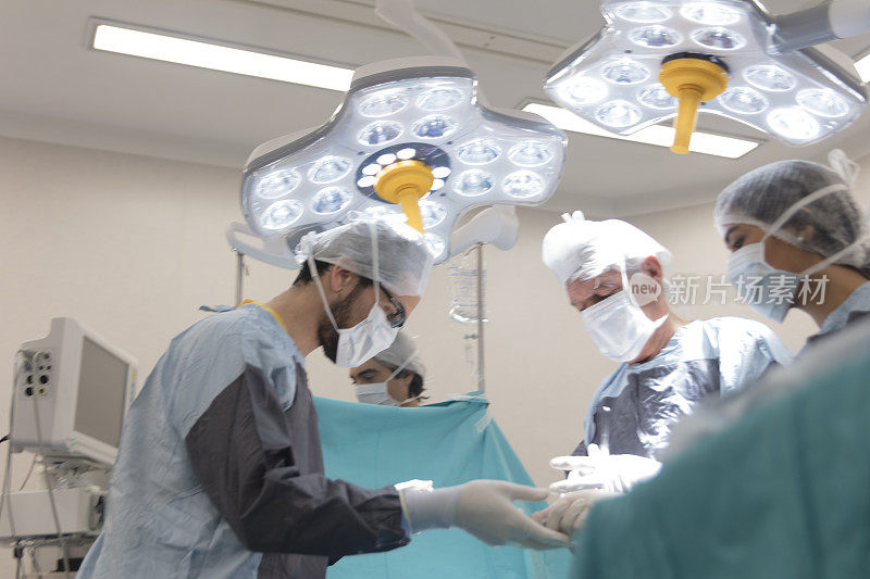 手术团队在手术室为病人做手术