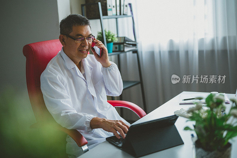 与亚洲男医生电话聊天