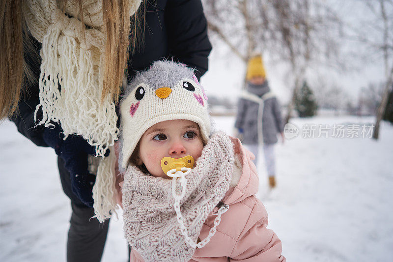 这是她第一天下雪