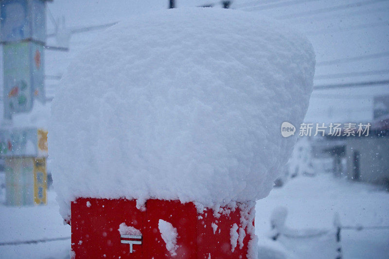 信箱被大雪覆盖