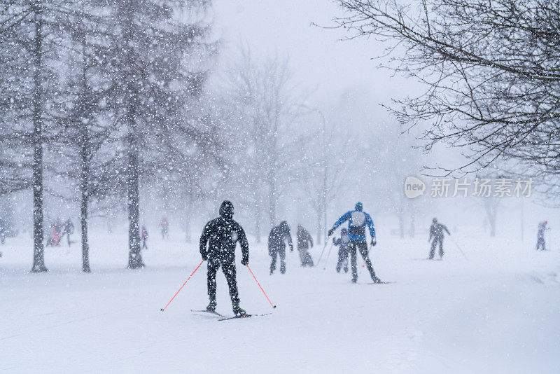 拉脱维亚里加公园里的滑雪者