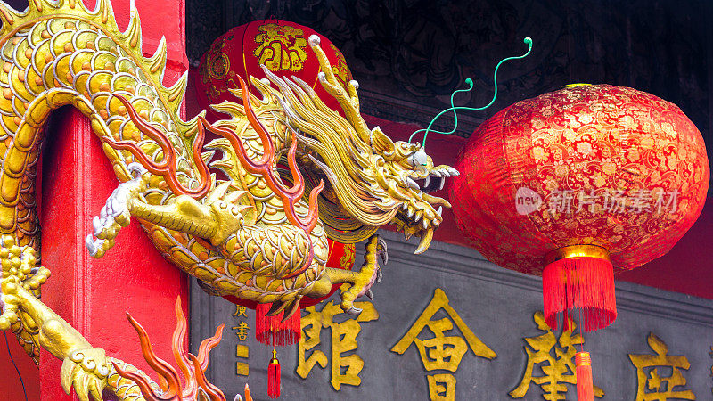 中国寺庙中的中国龙雕塑。