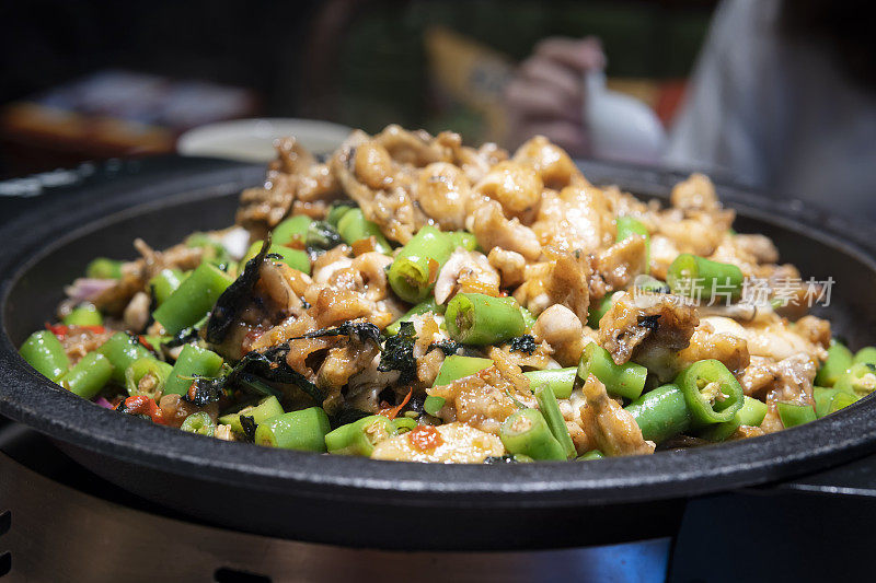 美味的麻辣火锅，里面有牛蛙肉、辣椒和蔬菜