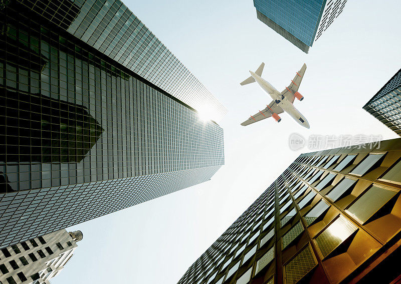 飞机飞过摩天大楼，纽约。