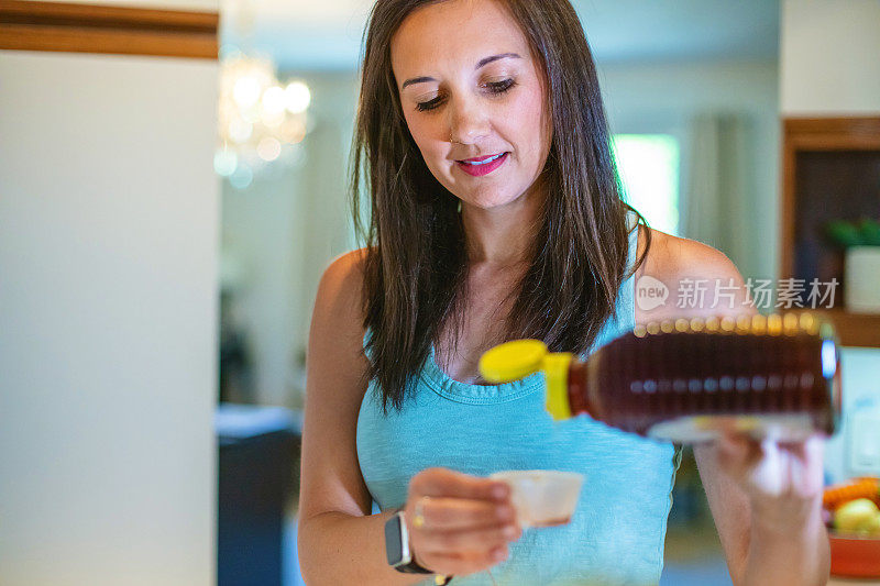 千禧女性在厨房用塑料容器做饭照片系列