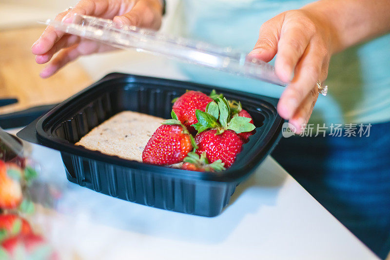 千禧女性在厨房用塑料容器做饭照片系列