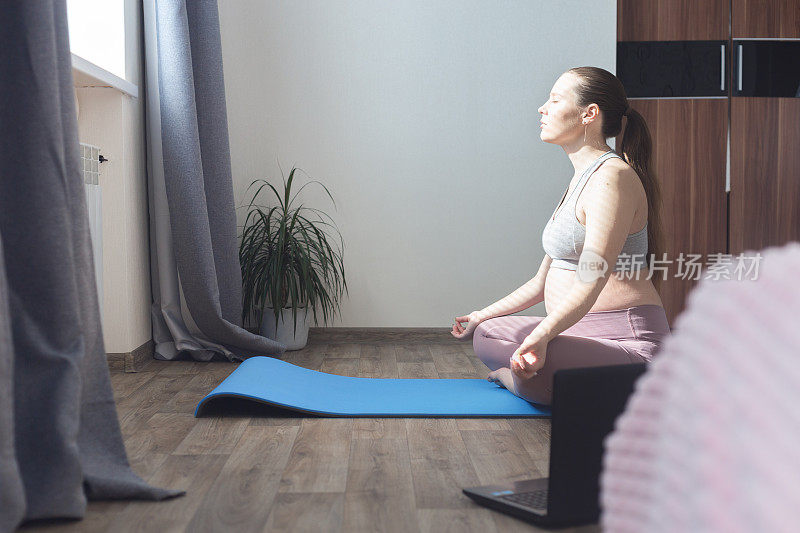 怀孕的年轻女孩练习瑜伽