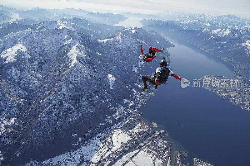 自由落体跳高者在瑞士山区景观上空翱翔