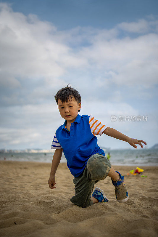 亚洲男孩在海边玩