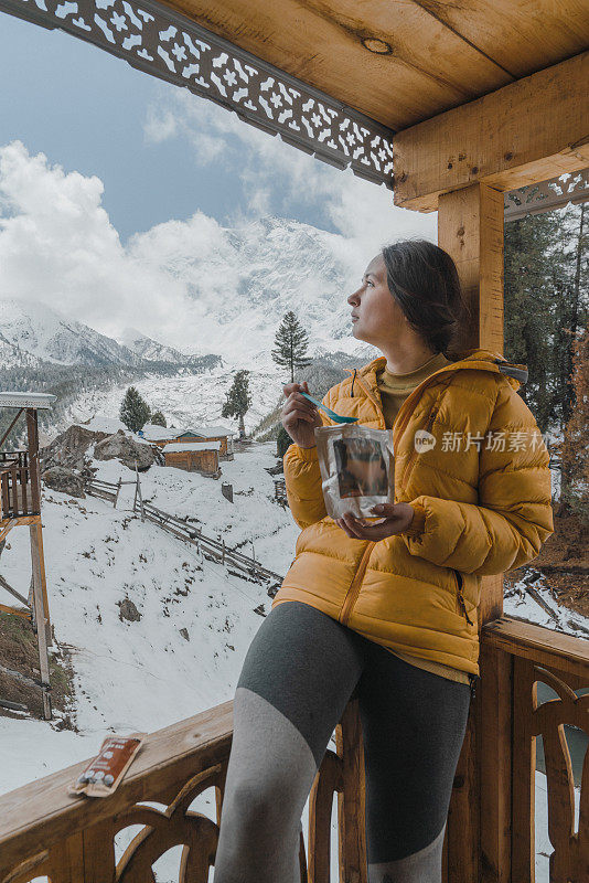 巴基斯坦楠迦帕尔巴特山的一名妇女正在阳台上吃干饭