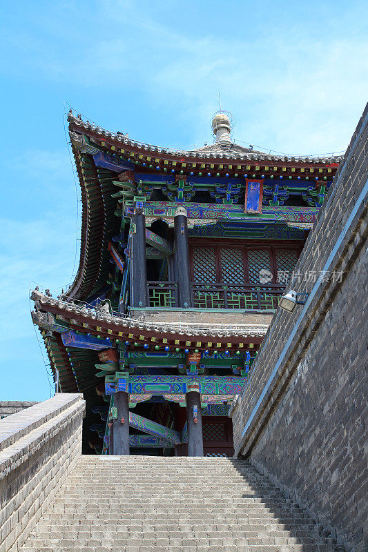 通往西安城墙的楼梯映衬着蓝天。古老的小镇。西安。中国
