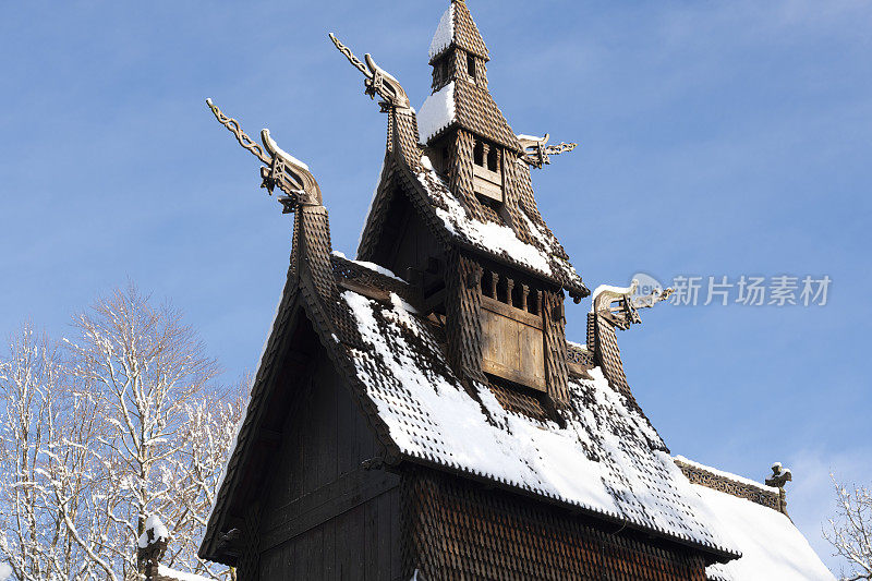 挪威中世纪的柏油木板教堂，冬天屋顶上有雪